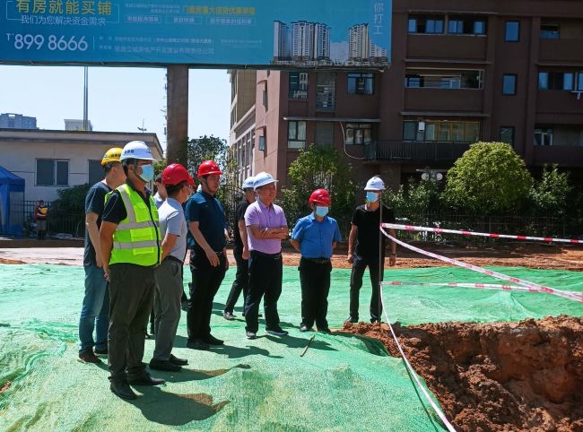 1刘涛（右三）在项目现场调研。。。蔡淑萍 摄（原图）.jpg