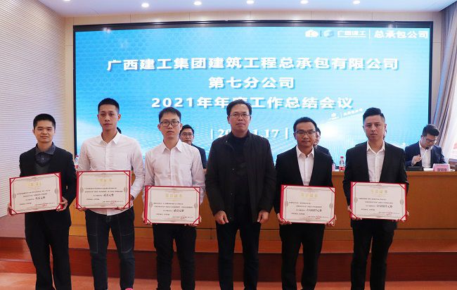 陈祖训为获奖职工揭晓证书。周煜川 摄（修图）.jpg