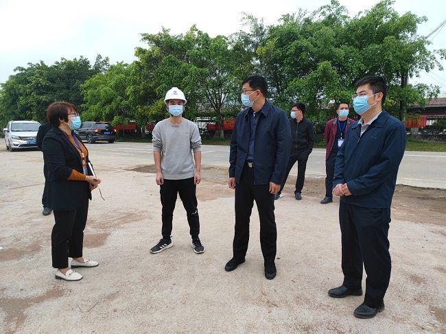 秦义敏（右二）在项目视察指导事情。。。梁凯 摄(修图）.jpg