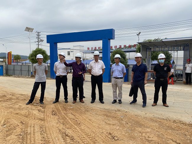 蔡桂全（右四）在项目检查。廖益通 摄（修图）.jpg