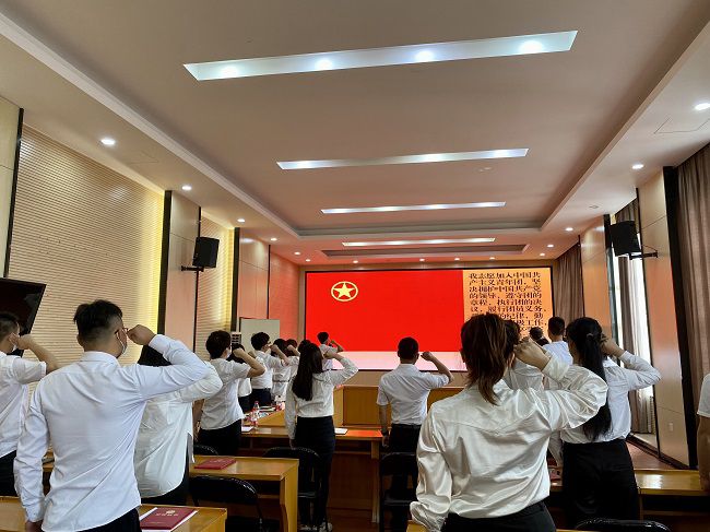 重温入团誓词。。；；；畦磋 摄（修图）.jpg