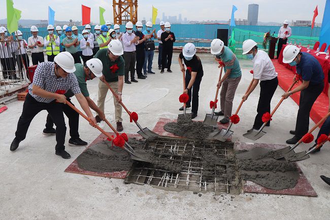 与在场嘉宾一同为封顶浇筑培土。。。周煜川 摄（修图）.jpg