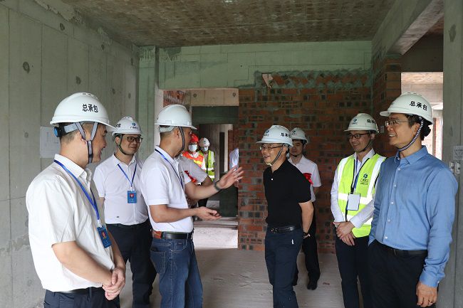 深入现场校阅建设情形。。。周煜川 摄（修图）.jpg