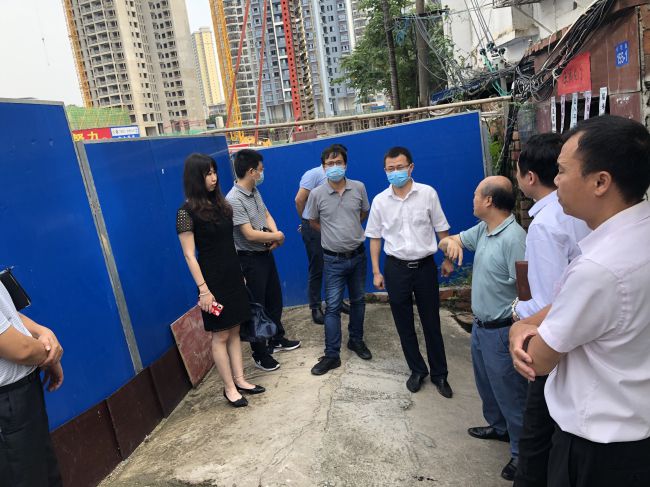 走访周边群众。。龚媚媚 摄（修图）.jpg