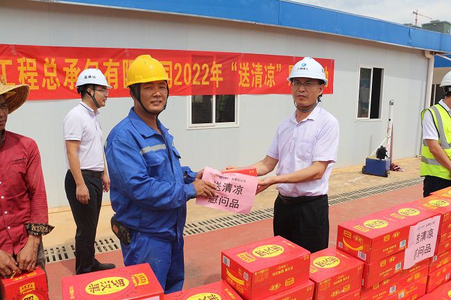 发放慰问品。！！！Ｕ蓬攘 摄（修图）.jpg