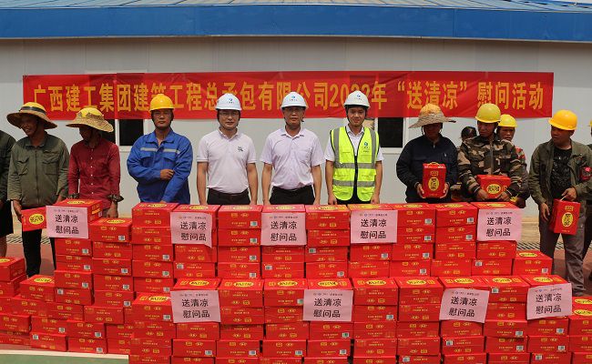 与农名工代表合影留念。！！！Ｕ蓬攘 摄（修图）.jpg