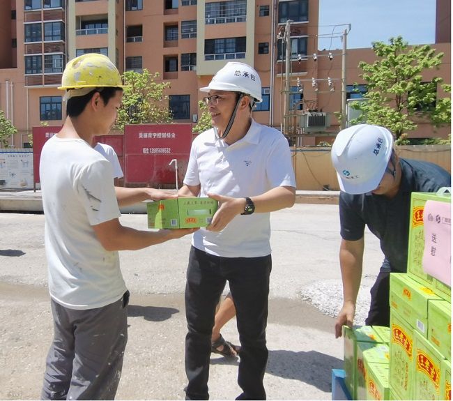 发放慰问品。潘文君 摄（修图）.jpg