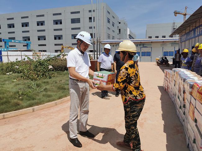 发放慰问品。。。王瑾贞 摄（修图）.jpg