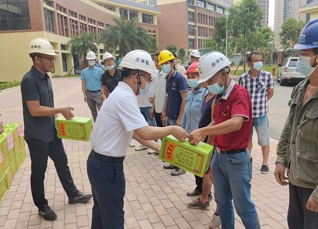 发放慰问品。。。彭永彬 摄（修图）.jpg