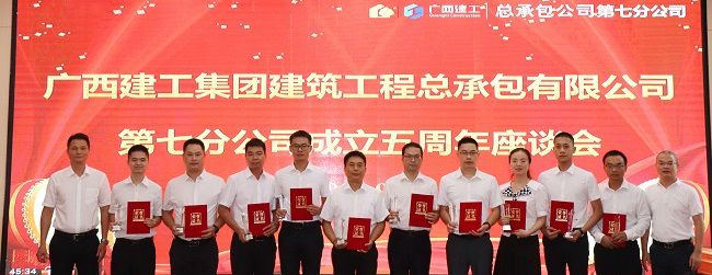 邓少新与获奖职工合影。周煜川 摄（修图）.jpg