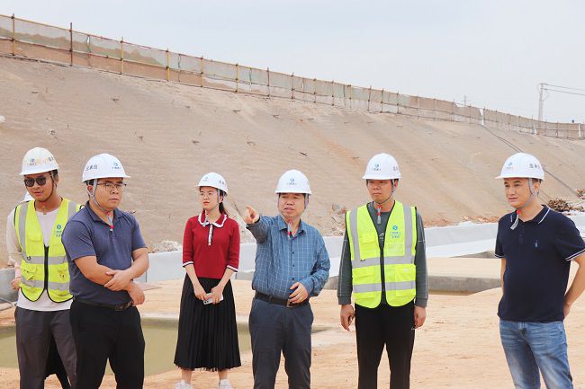 岑廷义深入现场视察施工历程。周煜川 摄（修图）.jpg