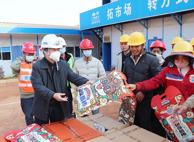 发放慰问品。周煜川 摄（修图）.jpg