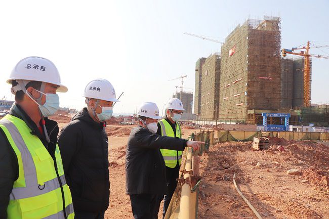 岑廷义在施工现场安排下一阶段要务。周煜川 摄（图）(2).jpg