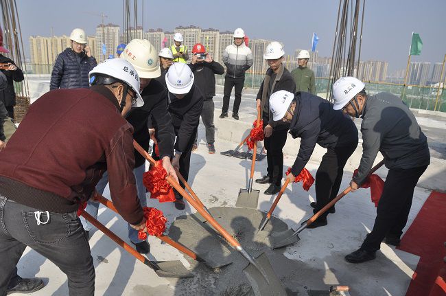 陆烜（右一）与现场嘉宾配合为项目封顶浇筑混凝土。。。王瑾贞 摄（修图）.jpg