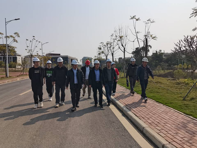 曾劲松审查项目现场。。邓高越 摄（修图）.png