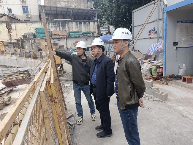 2岑廷义深入现场举行走访。。覃必英 摄（修图）.jpg