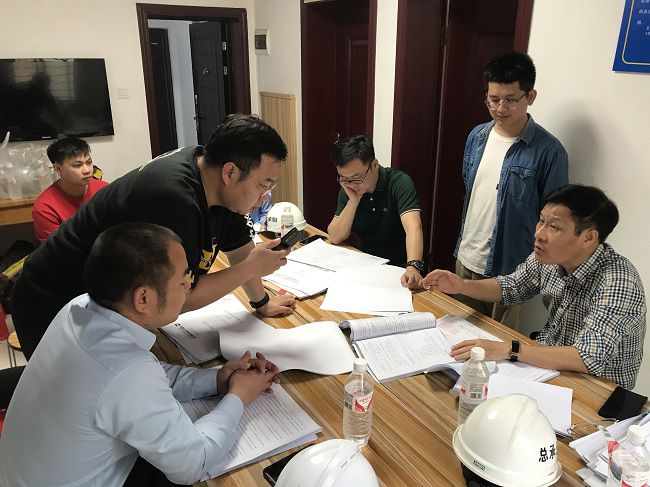 钻研解决现场问题。韦吉亮 摄（修图）.jpg