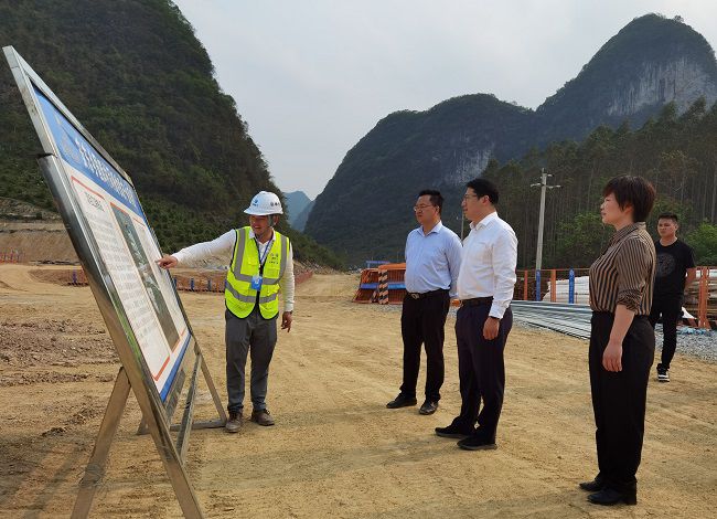 听取事情汇报！。江家兵 摄（修图）.jpg