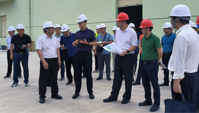 视察项目现场。谢家宝 摄（修图）.png