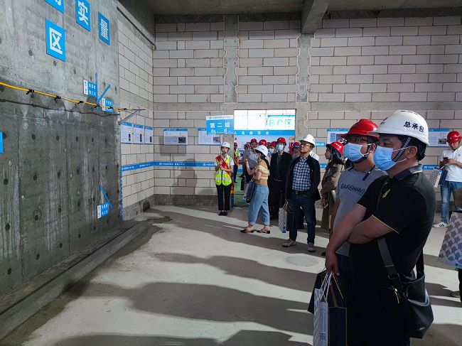 公司员工观摩。覃桂整 摄（修图）.jpg