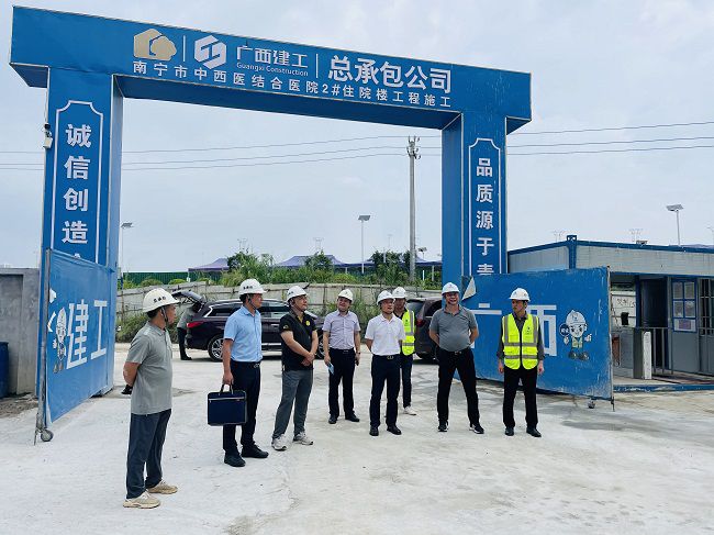 邓少新深入施工现场。。。苏卫传 摄（原000图000000000000000）.jpg