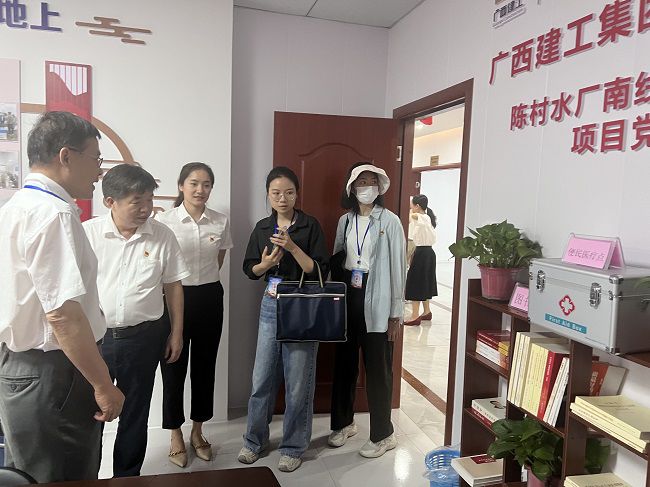 审查党建设施配备情形。卢丽君 摄（修图）.jpg