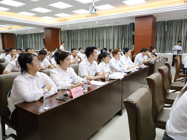 事情职员认真计时记分。。。李立云 摄（修图）.jpg