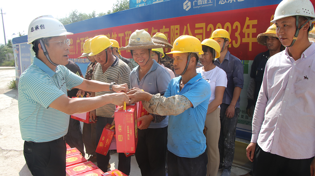 发放清凉饮品。蔡怡灵 摄（修图）.png