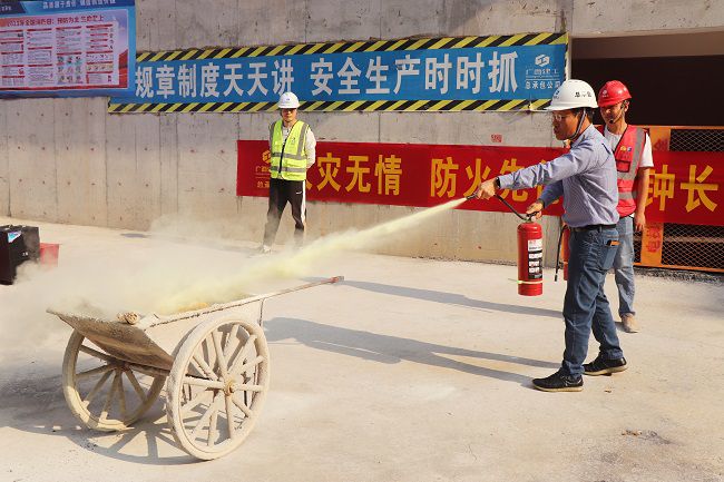 曾劲松举行灭火器材使用培训。。周煜川 摄（修图）.jpg