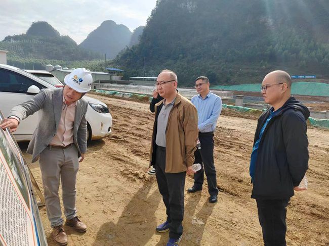陆烜在安东乡项目现场听取汇报。。。（修图）.jpg