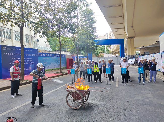 梅锦辉树模灭火器操作。。；；；票ι 摄（修图）.jpg